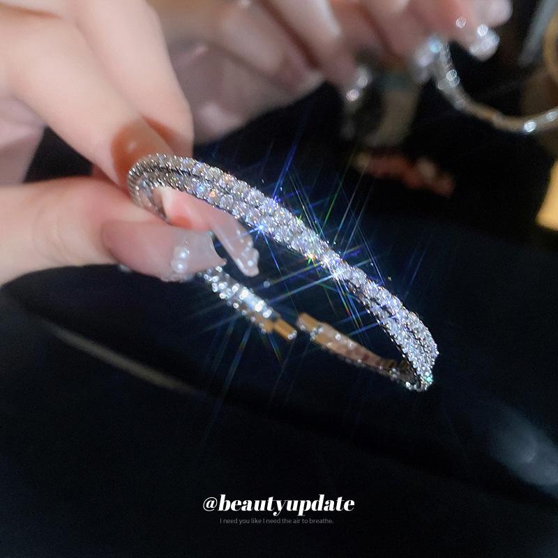 Zircon Crossover Open Bangle: Elegant, Versatile Women s Bracelet with a Luxurious, Minimalist Design.
Zircon Crossover Open Bangle: Elegant, Versatile Women s Bracelet with a Luxurious, Minimalist Design.