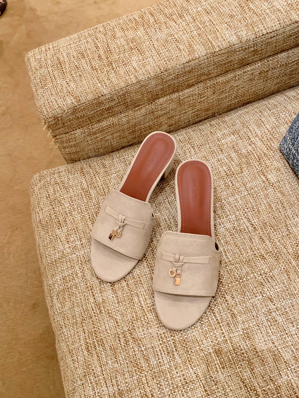 Grape mother has the same style in stock~ Height increase of 6.5cm~ Slack old money romantic Su lock with thick heel sandals 40
Grape mother has the same style in stock~ Height increase of 6.5cm~ Slack old money romantic Su lock with thick heel sandals 40