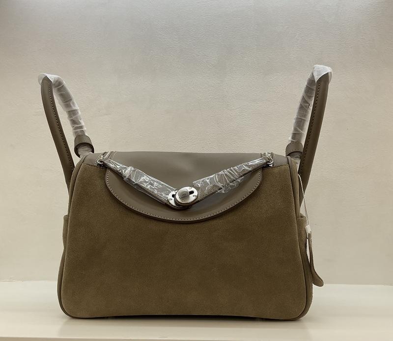 2026 New Genuine Leather Women s Bag Swift Cowhide/suede Frosted 26CM Lindi Shoulder Cross-border 26CM
2026 New Genuine Leather Women s Bag Swift Cowhide/suede Frosted 26CM Lindi Shoulder Cross-border 26CM