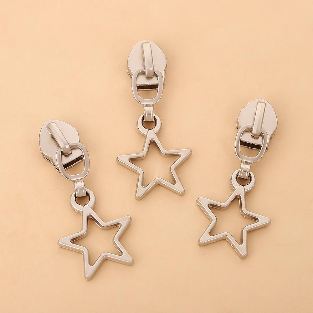 Знімна п ятикутна зірка-бігунок на блискавку зі сплаву цинку для сумок та одягу срібний
Знімна п ятикутна зірка-бігунок на блискавку зі сплаву цинку для сумок та одягу срібний