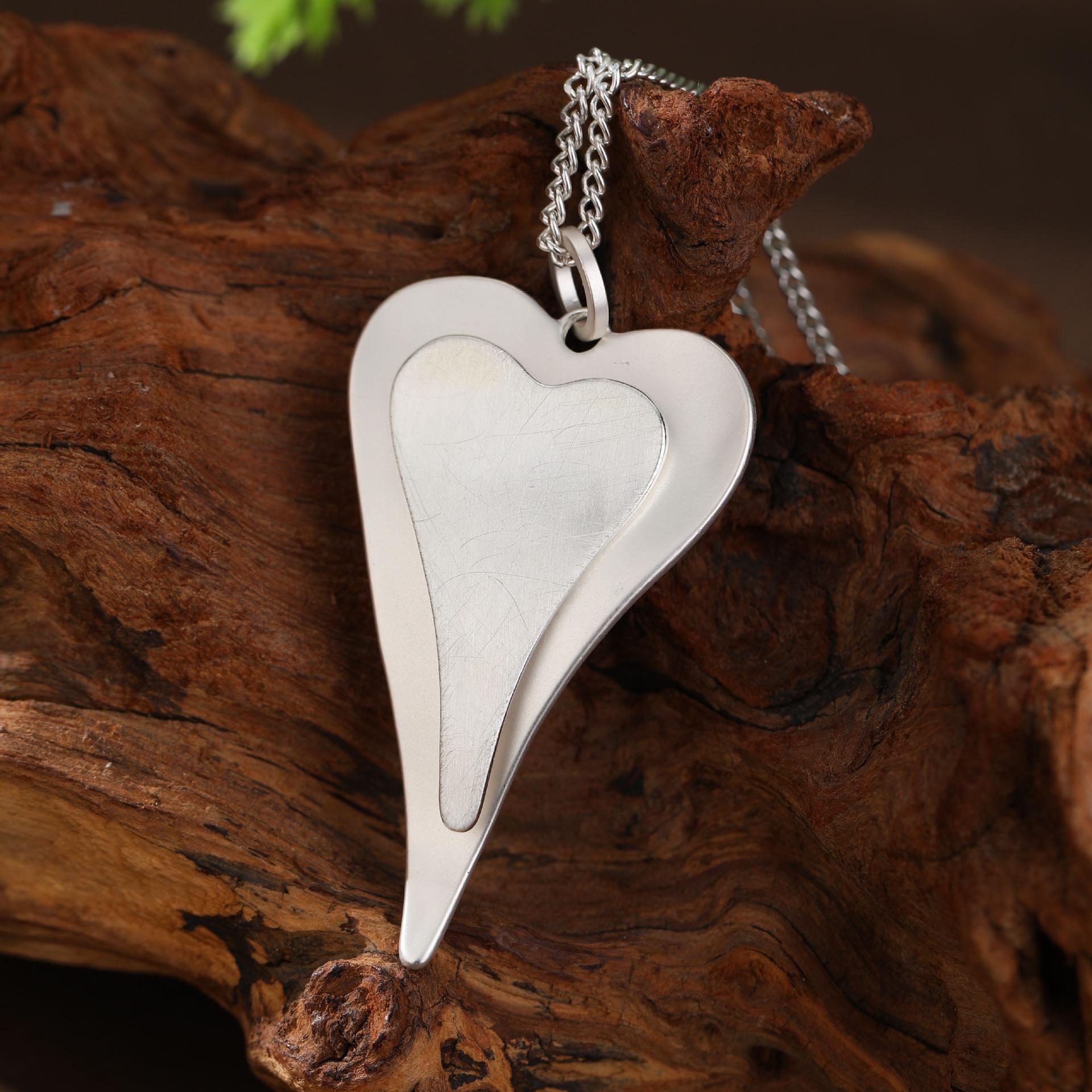 Новая двухслойная трехмерная матовая подвеска в виде сердца, женское модное высококлассное универсальное ожерелье в форме сердца
Новая двухслойная трехмерная матовая подвеска в виде сердца, женское модное высококлассное универсальное ожерелье в форме сердца