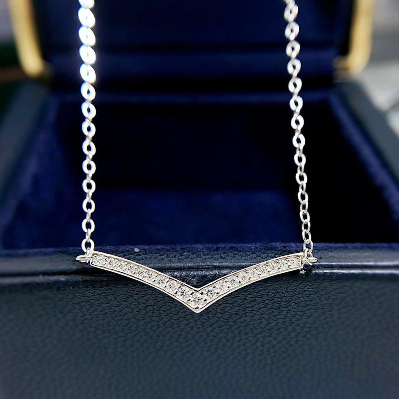Lulu Tong 925 Silver V Pendant Necklace - Elegant Light Luxury Style Clavicle Chain 2022 925 Silver
Lulu Tong 925 Silver V Pendant Necklace - Elegant Light Luxury Style Clavicle Chain 2022 925 Silver