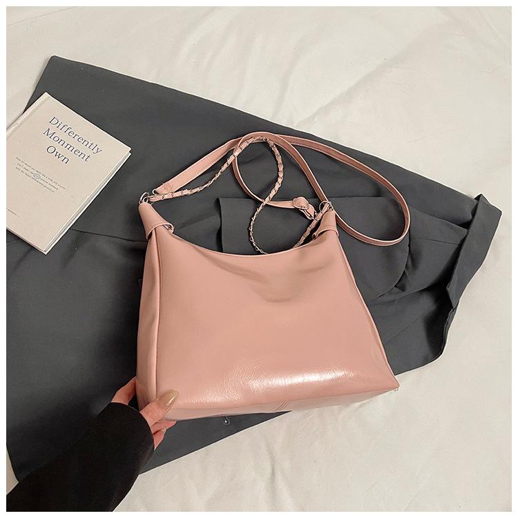 European and American retro large-capacity commuter tote bag women s new shoulder messenger bag niche design underarm bag women s bag розовый
European and American retro large-capacity commuter tote bag women s new shoulder messenger bag niche design underarm bag women s bag розовый