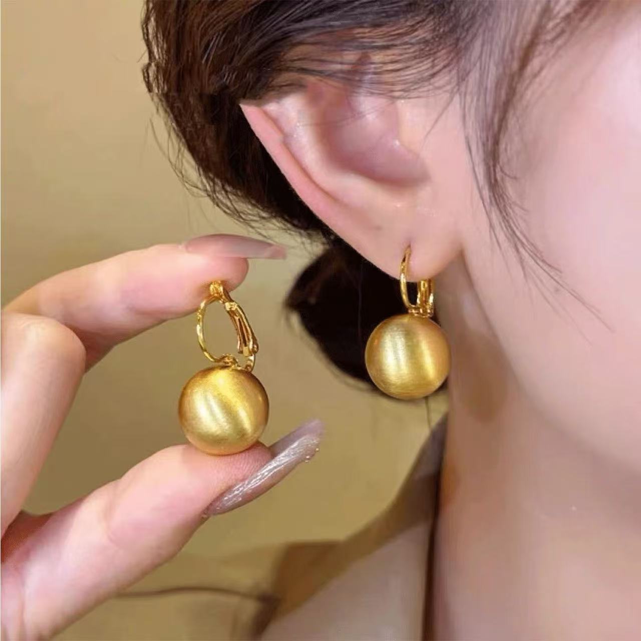 Fashion Matte Brushed Ball Hoop Earrings for Women Ladies Vintage French Style Gold Color Earrings Buckle Jewelry Accessories
Fashion Matte Brushed Ball Hoop Earrings for Women Ladies Vintage French Style Gold Color Earrings Buckle Jewelry Accessories
