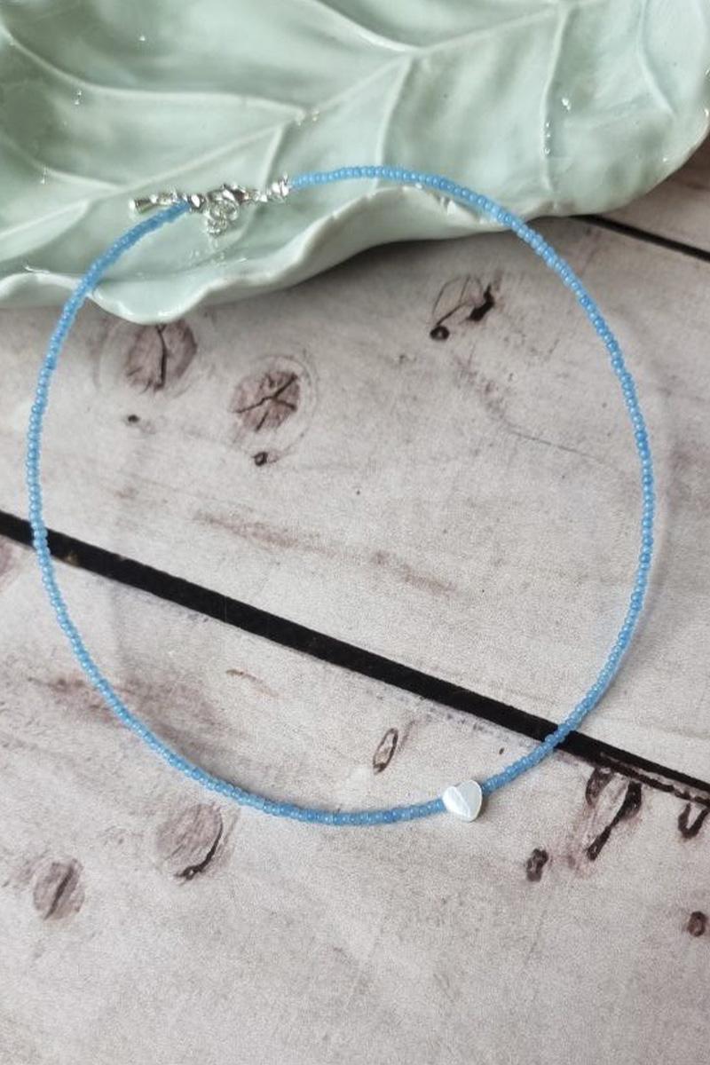 Ручний чокер зі світло-блакитних бісеринок та натуральним кулоном у формі серця з мушлі one size майя синього кольору
Ручний чокер зі світло-блакитних бісеринок та натуральним кулоном у формі серця з мушлі one size майя синього кольору