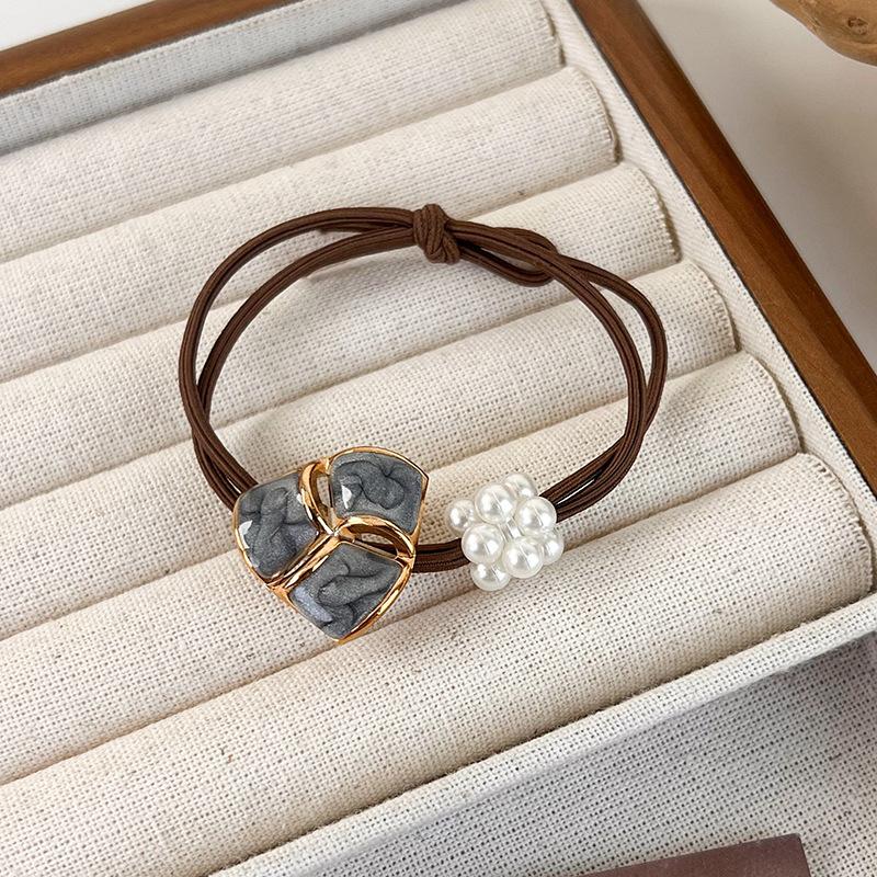 Новые треугольные резинки для волос с жемчугом и эффектом капающей глазури, эластичные резинки для волос для женщин и девушек, простые и прочные повязки для волос, модные головные уборы
Новые треугольные резинки для волос с жемчугом и эффектом капающей глазури, эластичные резинки для волос для женщин и девушек, простые и прочные повязки для волос, модные головные уборы