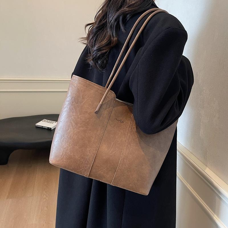 Premium sense retro large-capacity bag women s 2025 new fashion commuter bag shoulder bag popular tote bag 35*11*26 чёрный
Premium sense retro large-capacity bag women s 2025 new fashion commuter bag shoulder bag popular tote bag 35*11*26 чёрный