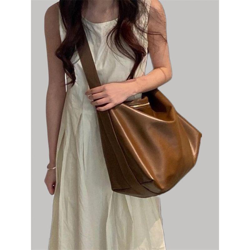 Niche Style Retro Tote Bag Classy High Quality Bag 2025 New Arrival Commuter s All-Matching Shoulder Bag Large-Capacity Crossbody Bag Brown
Niche Style Retro Tote Bag Classy High Quality Bag 2025 New Arrival Commuter s All-Matching Shoulder Bag Large-Capacity Crossbody Bag Brown