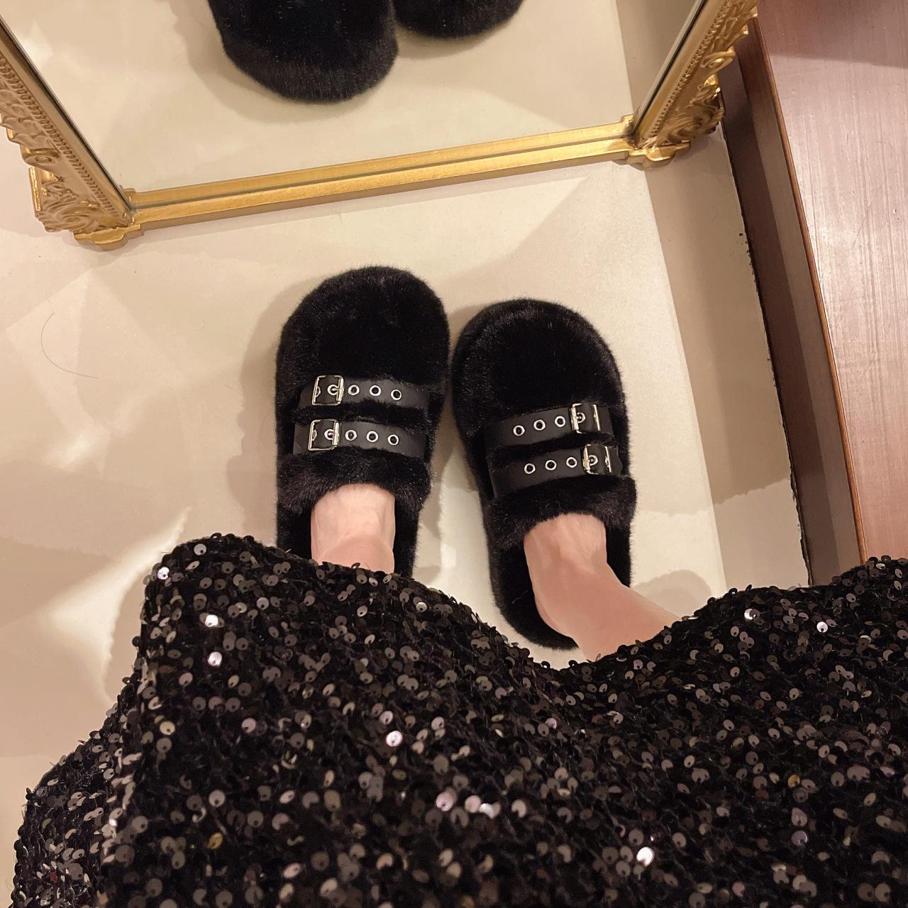 Маленькие пушистые тапочки с толстой подошвой для женщин, которые можно носить осенью и зимой 2024 года, новая пряжка для ремня в тренде, а сумка 34 чёрный
Маленькие пушистые тапочки с толстой подошвой для женщин, которые можно носить осенью и зимой 2024 года, новая пряжка для ремня в тренде, а сумка 34 чёрный