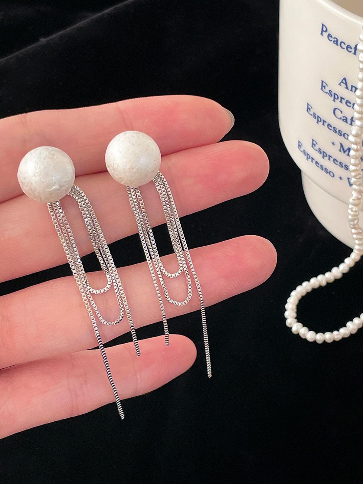 French retro pearl stud earrings light luxury unique high-end fringed silver needle earrings exquisite fashion new earrings 925 silver needle
French retro pearl stud earrings light luxury unique high-end fringed silver needle earrings exquisite fashion new earrings 925 silver needle