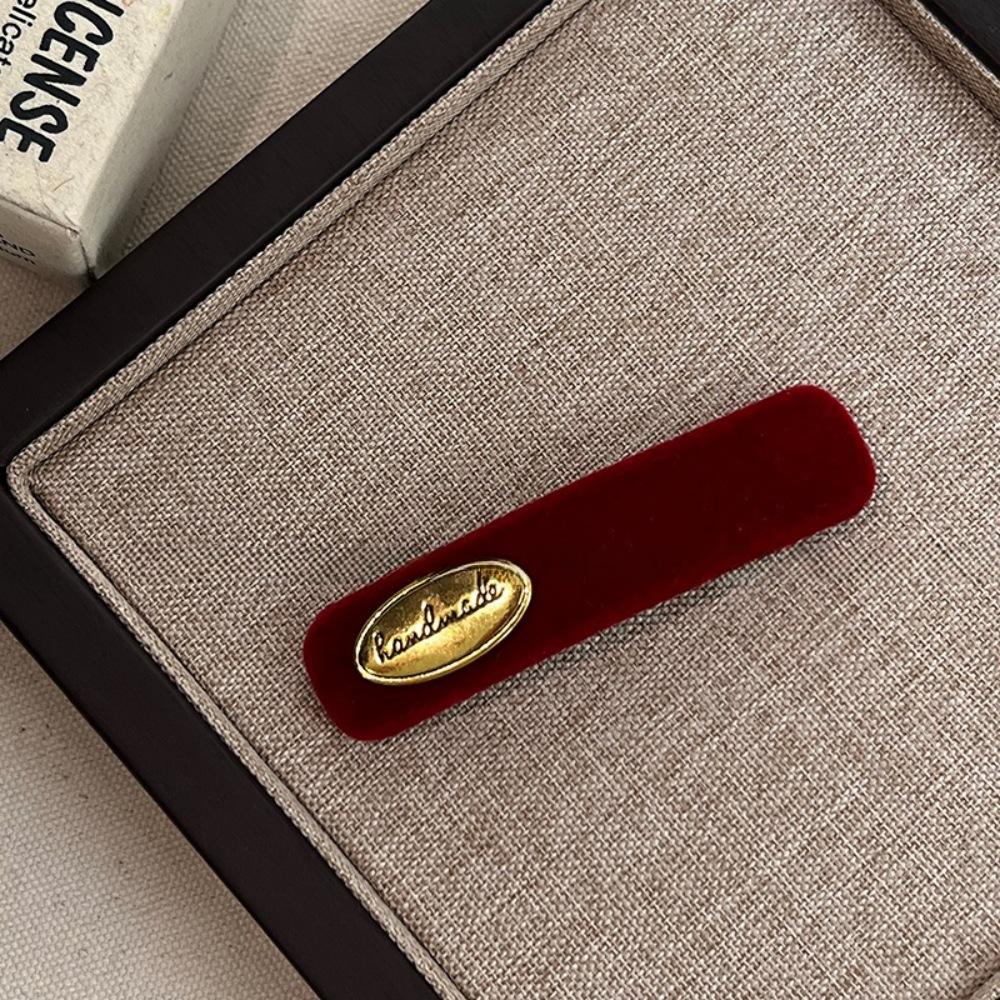 Korean retro velvet hairpin, Xiaoxiangfeng one-word clip, side bangs clip, simple hairpin headdress.
Korean retro velvet hairpin, Xiaoxiangfeng one-word clip, side bangs clip, simple hairpin headdress.