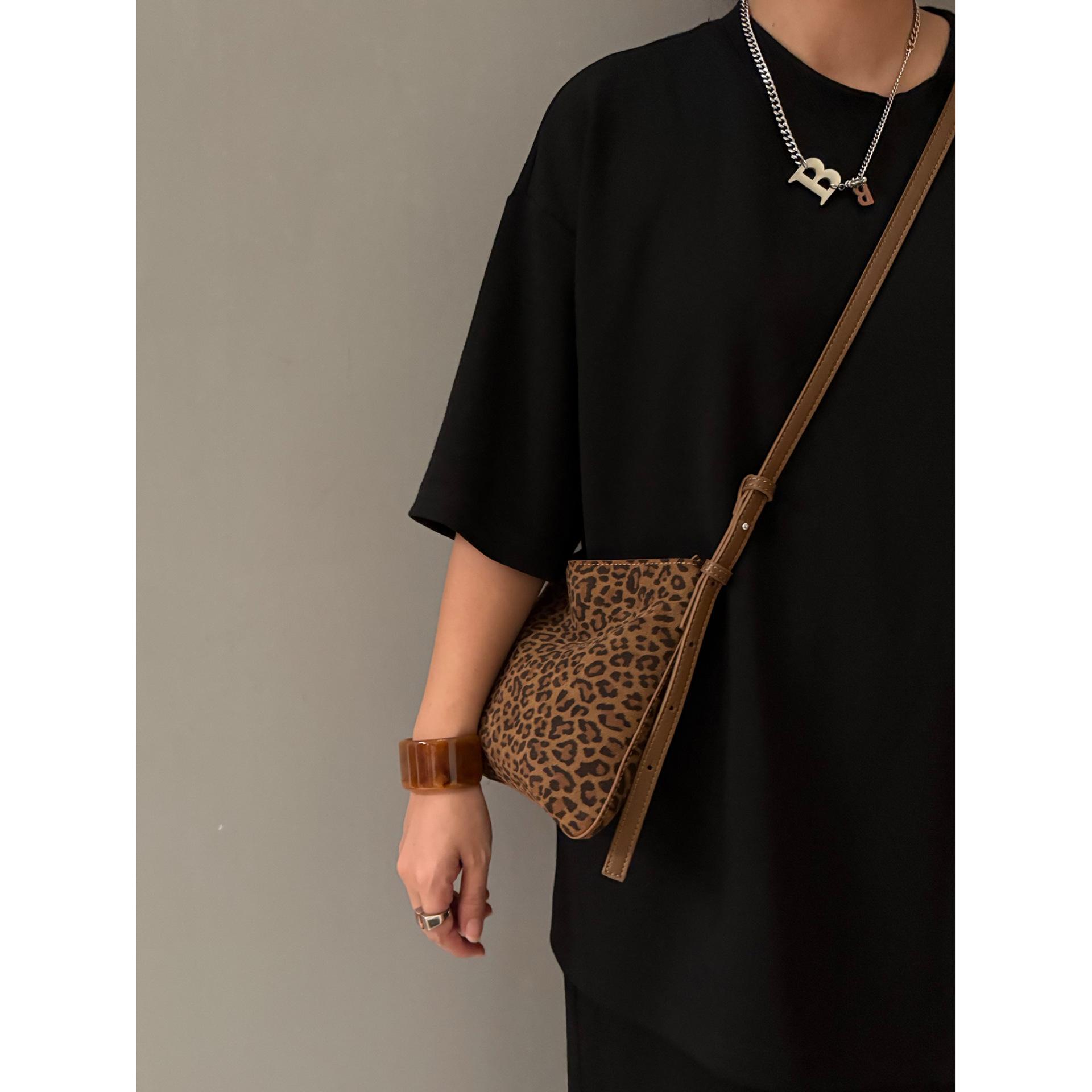 Comparable Bean Fashion Leopard Pattern Small Tote Bag New Women s Bag Matte Leather Trendy Underarm Bag Crossbody Bag
Comparable Bean Fashion Leopard Pattern Small Tote Bag New Women s Bag Matte Leather Trendy Underarm Bag Crossbody Bag