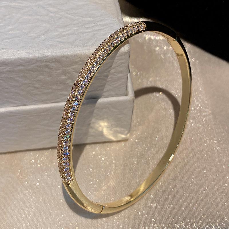 2026 Fashion Light Luxury Full Diamond Zircon Bracelet High Sense Niche Design Sense Temperament Versatile Personality Bracelet Jewelry 18CM золотой
2026 Fashion Light Luxury Full Diamond Zircon Bracelet High Sense Niche Design Sense Temperament Versatile Personality Bracelet Jewelry 18CM золотой