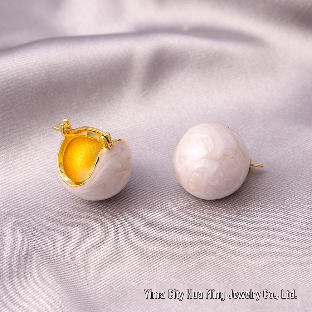 Ankara Red Enamel Drip Stud Earrings - Sweet, Cool, Elegant Style
Ankara Red Enamel Drip Stud Earrings - Sweet, Cool, Elegant Style