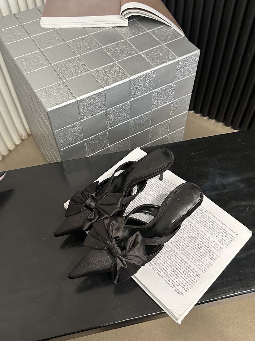 модные женские туфли-слайды с острым носком на тонком высоком каблуке 2024 г. Новые поступления черного, серебристого, фиолетового, бежевого цвета, летние туфли-мюли 35-39 7.5 чёрный
модные женские туфли-слайды с острым носком на тонком высоком каблуке 2024 г. Новые поступления черного, серебристого, фиолетового, бежевого цвета, летние туфли-мюли 35-39 7.5 чёрный