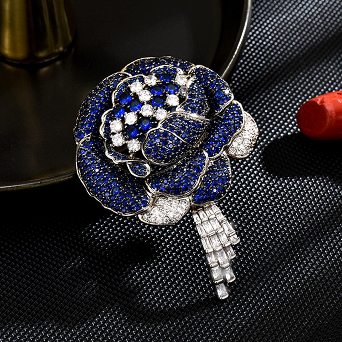 Women s Light Luxury Design Elegant Inlaid Zircon Flower Brooch Fashionable And Versatile Niche Design Sense Brooch
Women s Light Luxury Design Elegant Inlaid Zircon Flower Brooch Fashionable And Versatile Niche Design Sense Brooch