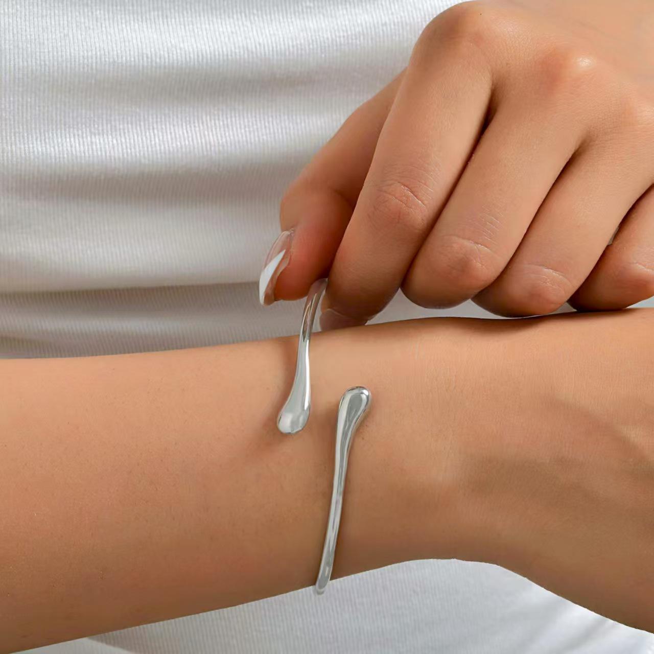 European and American Fashion Alloy Arm Cuff Bracelet with Circular and Teardrop Design Alloy
European and American Fashion Alloy Arm Cuff Bracelet with Circular and Teardrop Design Alloy