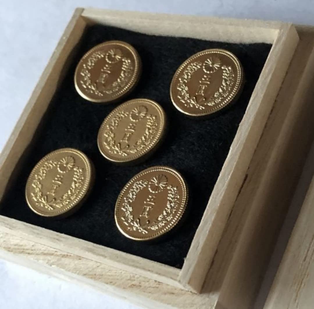 Set of wooden new 5 yen gold Meiji Meiji Taisho Taisho old faithful reproduction 5, boxed, coins, 30, 36, 2, 13, 1930, coins, replicas.
Set of wooden new 5 yen gold Meiji Meiji Taisho Taisho old faithful reproduction 5, boxed, coins, 30, 36, 2, 13, 1930, coins, replicas.