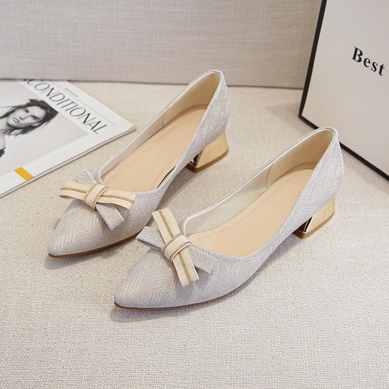 Summer new thick heel middle heel pointed head small fragrant style professional fairy bow large size 40-43 single shoes women 33
Summer new thick heel middle heel pointed head small fragrant style professional fairy bow large size 40-43 single shoes women 33