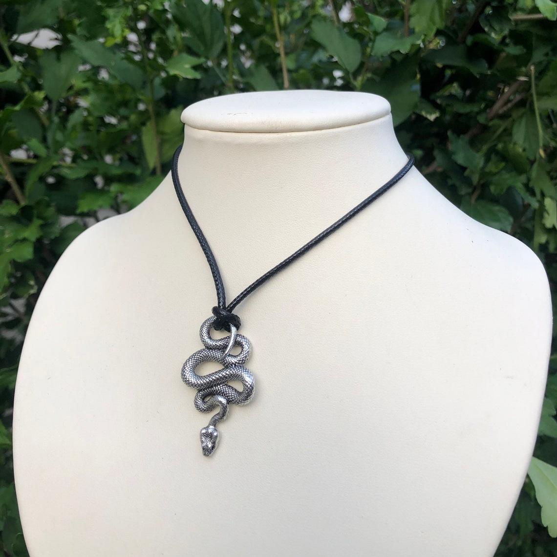 Hip-hop Punk Metal Stereo Simulation Winding Snake Pendant Leather Rope Necklace for Men Women Zodiac Hallowmas Jewelry Gifts
Hip-hop Punk Metal Stereo Simulation Winding Snake Pendant Leather Rope Necklace for Men Women Zodiac Hallowmas Jewelry Gifts