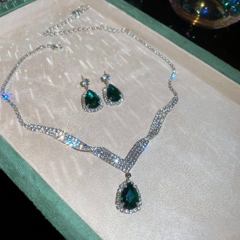 Diamond-studded teardrop pendant earrings and necklace set - luxury & high-end jewelry collection
Diamond-studded teardrop pendant earrings and necklace set - luxury & high-end jewelry collection