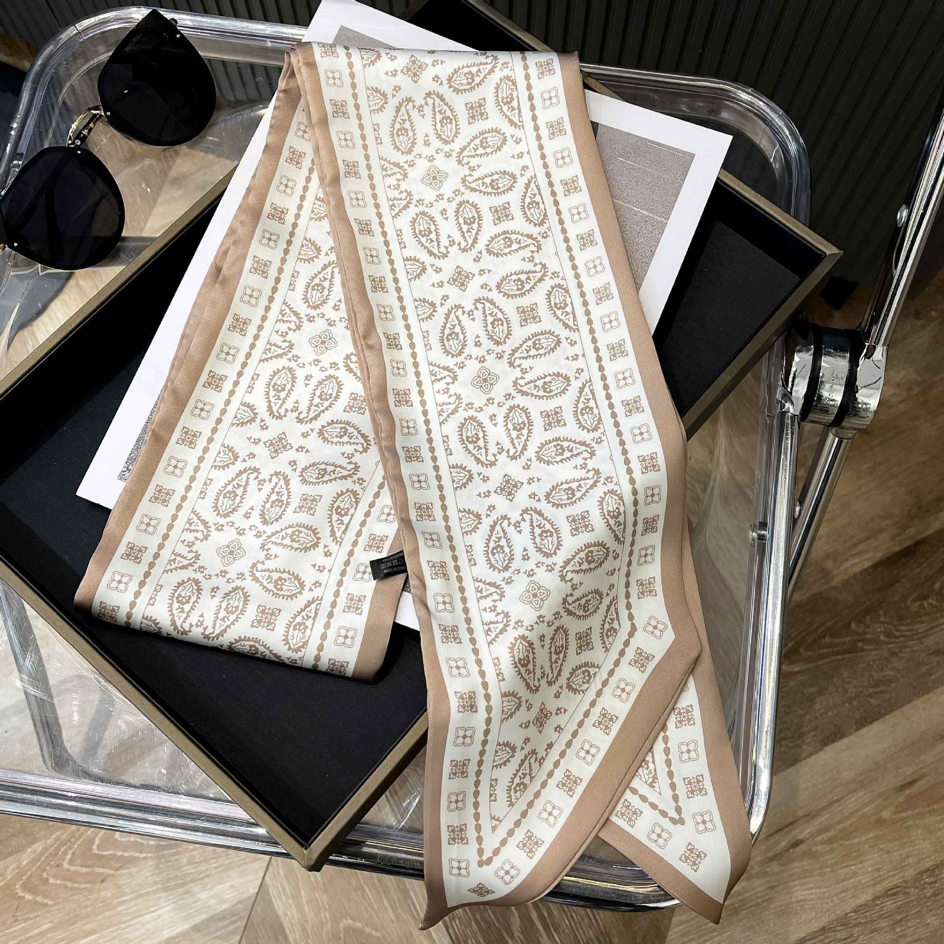 Високоякісні розкішні шовкові шарфи пов язка на голову Шарфи шийний шарф для жінок ланцюжок шовковий шарф жіноча декоративна хустка 150-14cm
Високоякісні розкішні шовкові шарфи пов язка на голову Шарфи шийний шарф для жінок ланцюжок шовковий шарф жіноча декоративна хустка 150-14cm