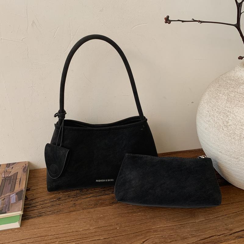 High value retro bag women s suede winter new armpit bag messenger bag small bag чорний
High value retro bag women s suede winter new armpit bag messenger bag small bag чорний