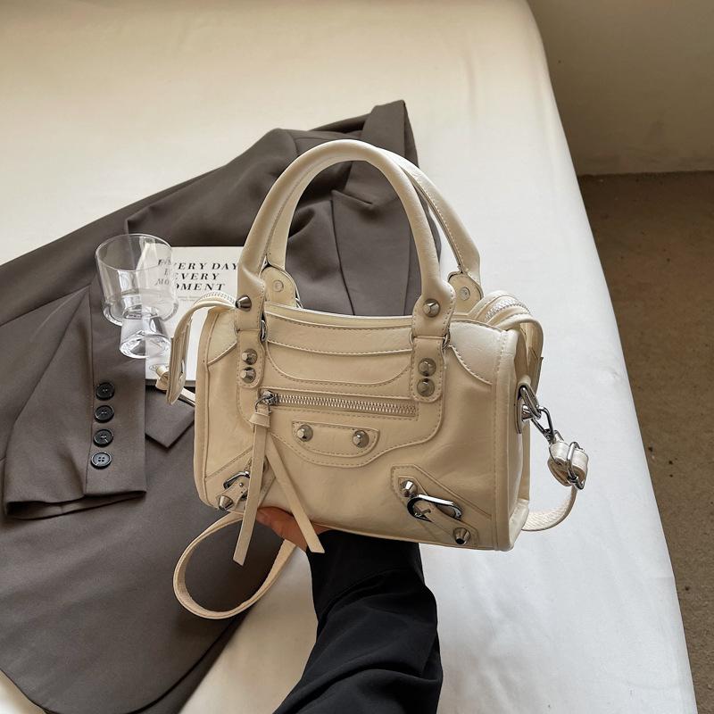 Сладкий и крутой стиль мотоциклетная сумка нишевая и модная сумка повседневная ручная на плечо кроссбоди бежевый
Сладкий и крутой стиль мотоциклетная сумка нишевая и модная сумка повседневная ручная на плечо кроссбоди бежевый