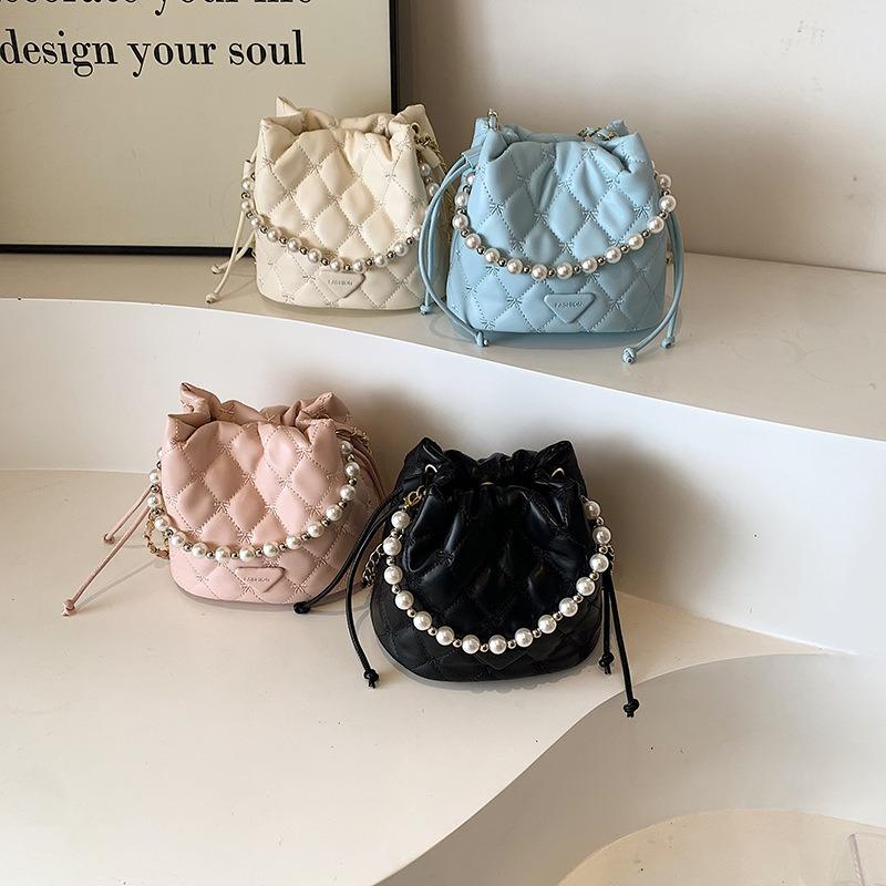 Cross Border 2024 New Fashion Retro Small Square Bag Pearl Chain Women s Bag Versatile One Shoulder Crossbody Commuter Bag
Cross Border 2024 New Fashion Retro Small Square Bag Pearl Chain Women s Bag Versatile One Shoulder Crossbody Commuter Bag