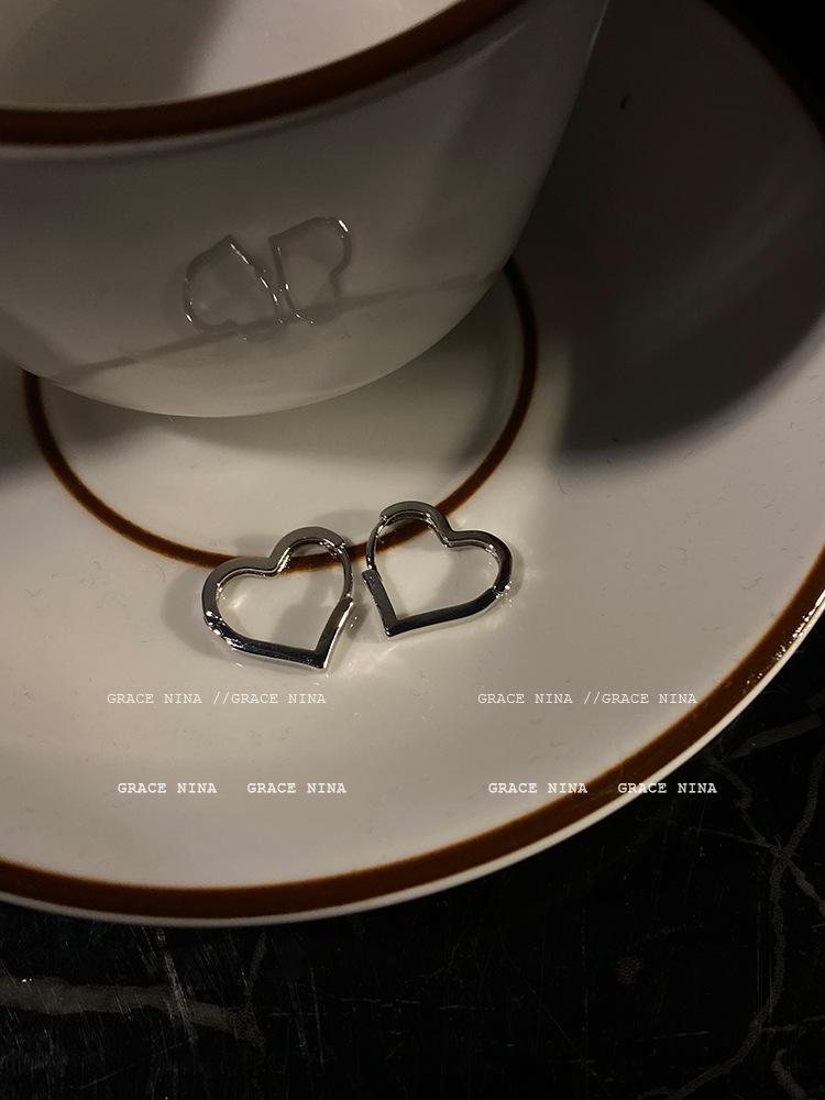 Silver cold wind earrings, new trendy earrings, stud earrings, women s love ear buckles, niche punk high-end sense
Silver cold wind earrings, new trendy earrings, stud earrings, women s love ear buckles, niche punk high-end sense