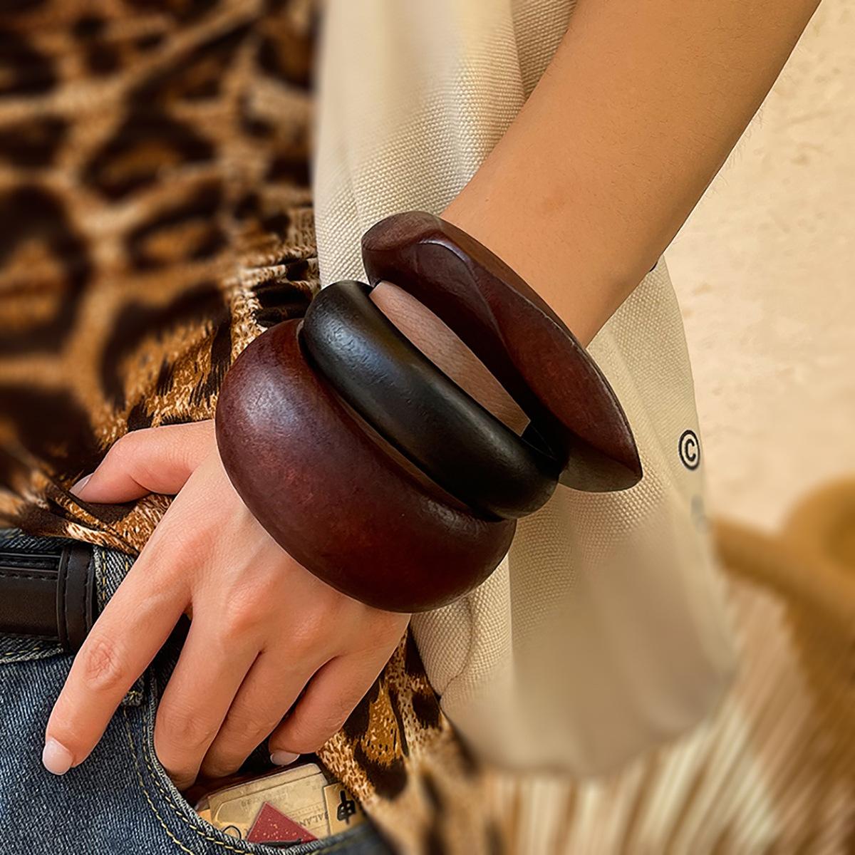 Bracelet Maillard style retro faceted wooden bracelet, simple design round face jewelry
Bracelet Maillard style retro faceted wooden bracelet, simple design round face jewelry