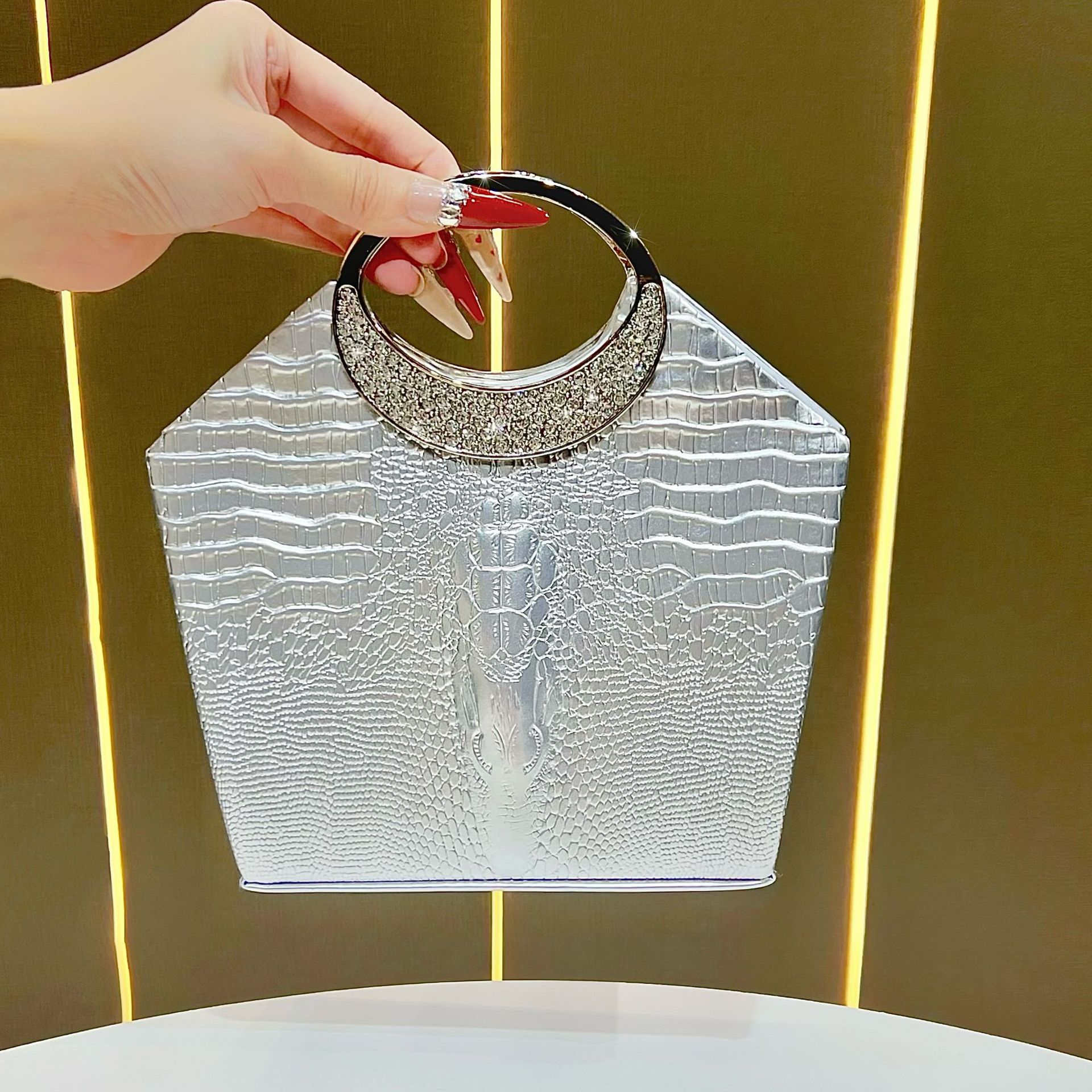 crocodile pattern handbag, high-end rhinestone banquet bag, fashion dress bag, chain bag, versatile diamond-encrusted bag
crocodile pattern handbag, high-end rhinestone banquet bag, fashion dress bag, chain bag, versatile diamond-encrusted bag