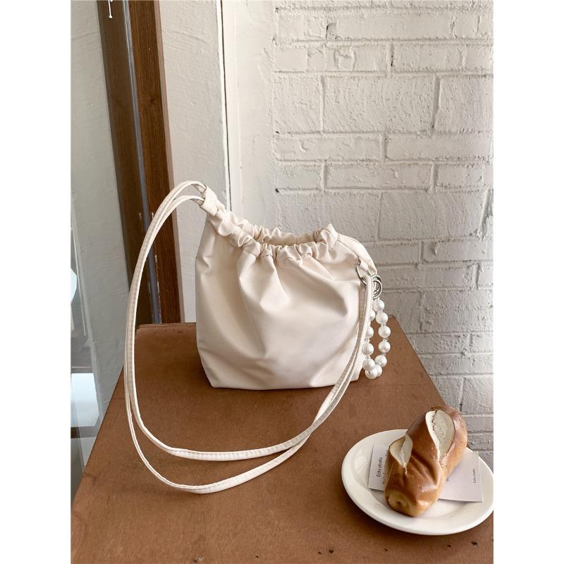 New bucket bag women s nylon casual shoulder bag simple versatile pleated design student messenger bag бежевий
New bucket bag women s nylon casual shoulder bag simple versatile pleated design student messenger bag бежевий
