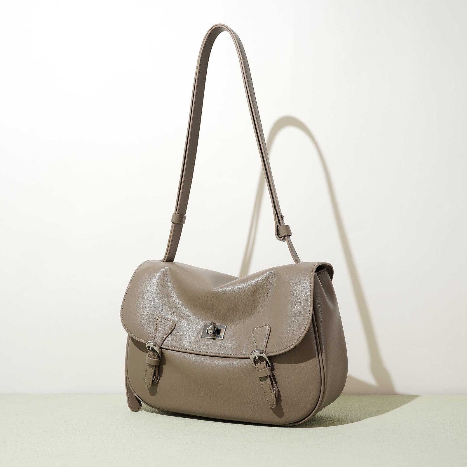 2025 new retro large-capacity mailman bag college style high-end commuting shoulder bag casual messenger women s bag
2025 new retro large-capacity mailman bag college style high-end commuting shoulder bag casual messenger women s bag