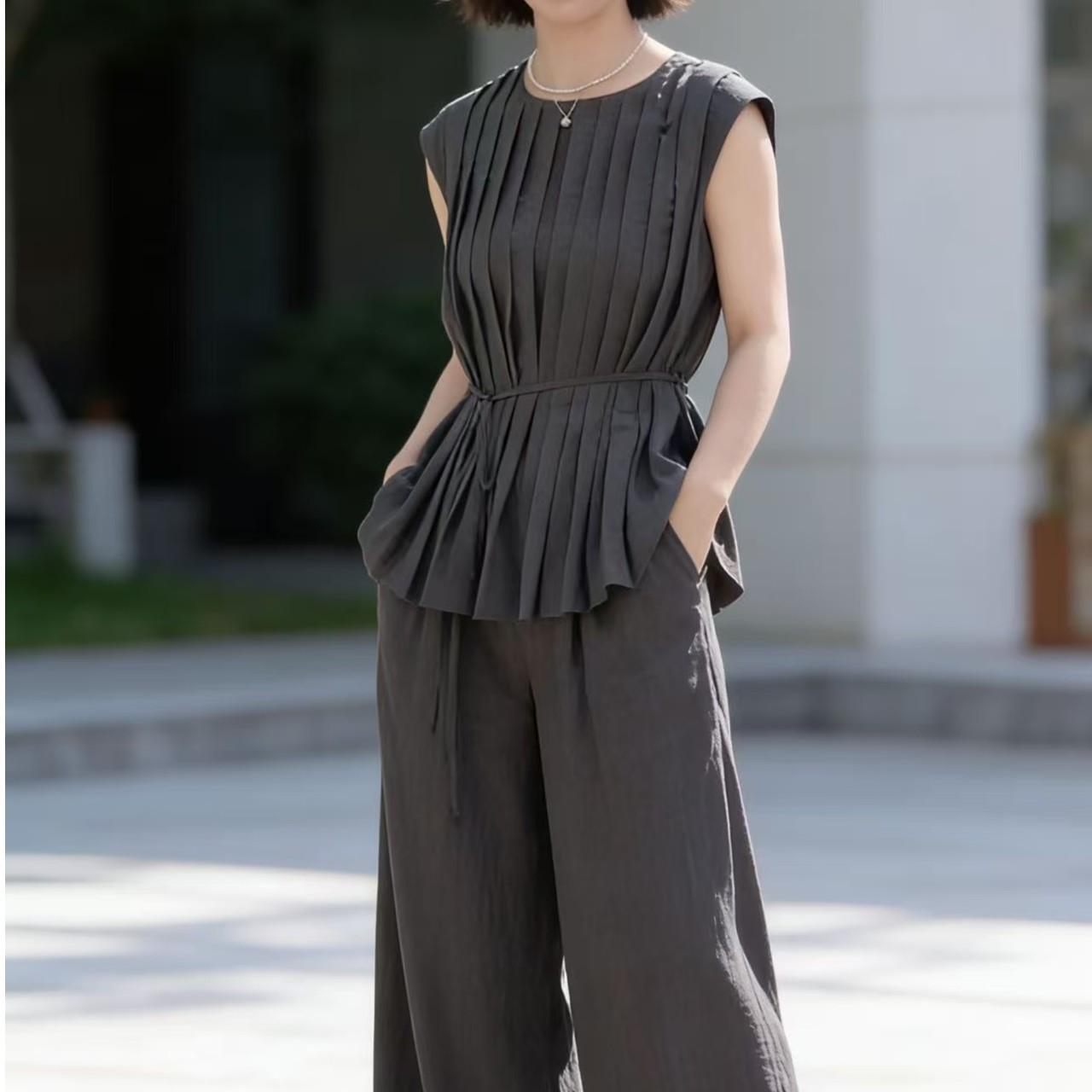 1856 Summer Chic Sleeveless Pleated Top & Wide-Leg Pants Set XL 118-128 lbs серый
1856 Summer Chic Sleeveless Pleated Top & Wide-Leg Pants Set XL 118-128 lbs серый