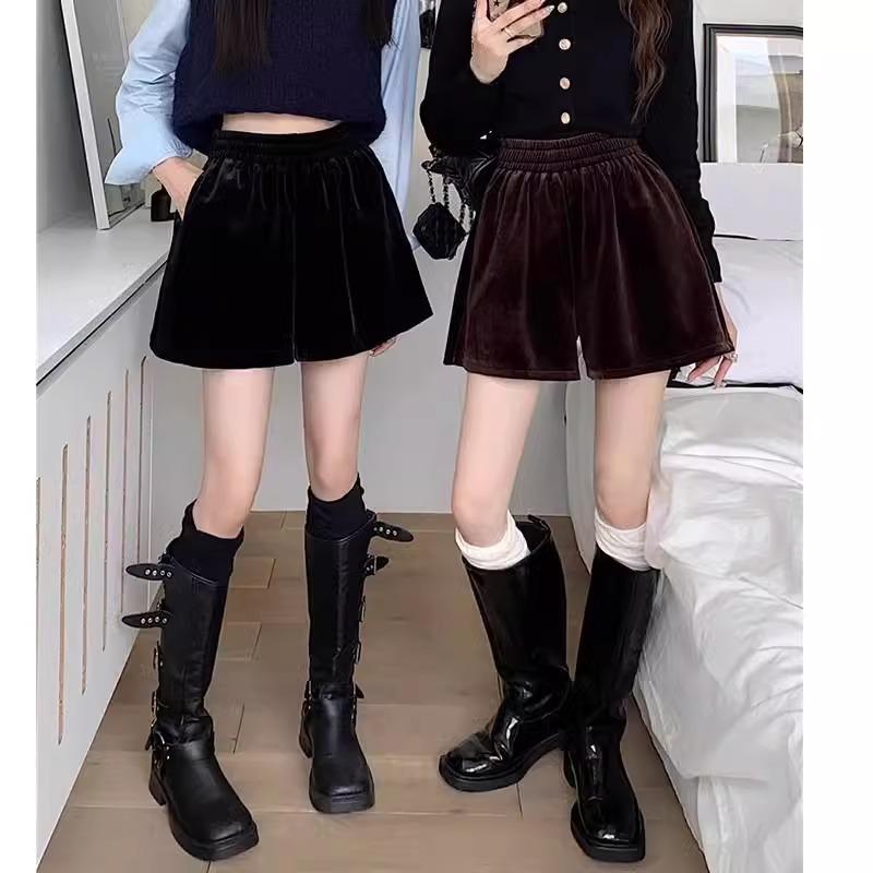 Women s Gold Velvet A-Line Shorts, Winter 2024, Black European Style, Casual Loose Fit, High Waist Bootcut M
Women s Gold Velvet A-Line Shorts, Winter 2024, Black European Style, Casual Loose Fit, High Waist Bootcut M