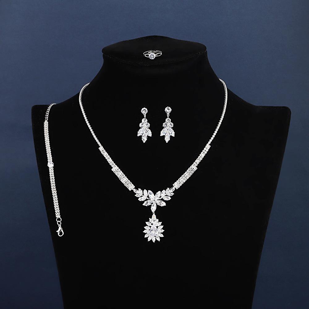 Enchanting Bridal Jewelry Set: Necklace, Earrings, Bracelet & Ring – Elegant Four-Piece Collection серебряный
Enchanting Bridal Jewelry Set: Necklace, Earrings, Bracelet & Ring – Elegant Four-Piece Collection серебряный