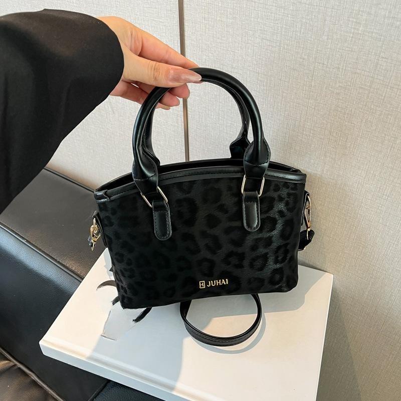 Ladies Single-shoulder Bag, High-end and Light Luxury Crossbody Bag, Niche and Fashionable Handbag for Commuting without pendant чорний
Ladies Single-shoulder Bag, High-end and Light Luxury Crossbody Bag, Niche and Fashionable Handbag for Commuting without pendant чорний