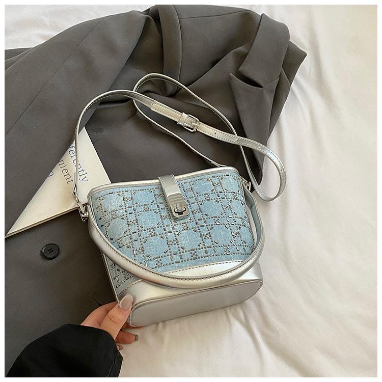 Fashion bright diamond hand carry small bag women 2025 new popular portable bucket bag niche design shoulder messenger bag
Fashion bright diamond hand carry small bag women 2025 new popular portable bucket bag niche design shoulder messenger bag