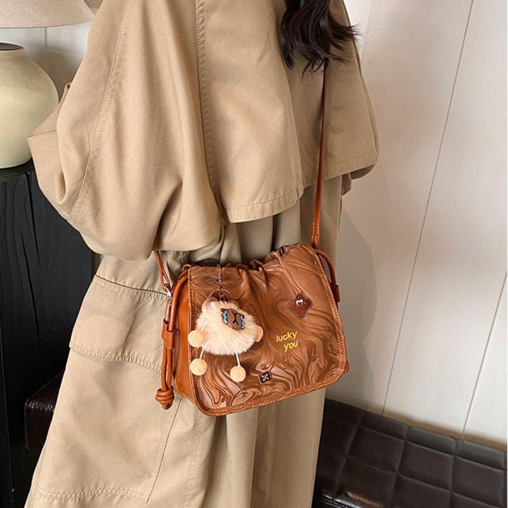 PU Bread Shoulder Bags Korean Style Drawstring Bag Casual Capybara Pendent Crossbody Bag Girls чорний
PU Bread Shoulder Bags Korean Style Drawstring Bag Casual Capybara Pendent Crossbody Bag Girls чорний