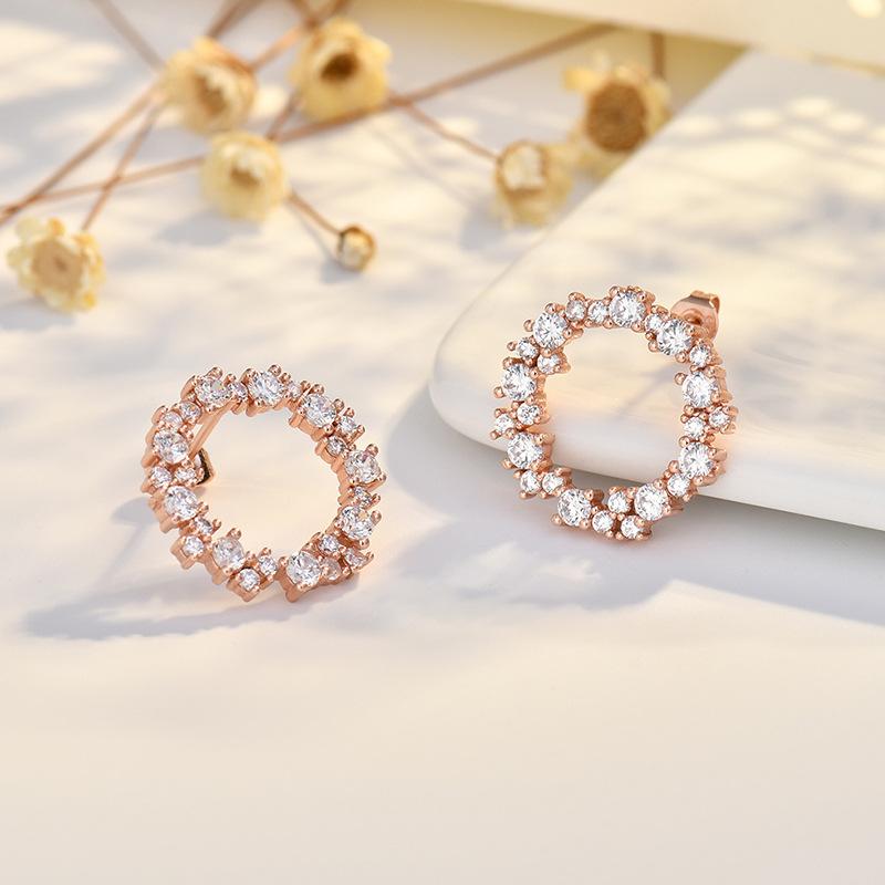 Простые круги и потрясающий темперамент универсальные нишевые легкие роскошные серьги высокого класса дизайна
Простые круги и потрясающий темперамент универсальные нишевые легкие роскошные серьги высокого класса дизайна