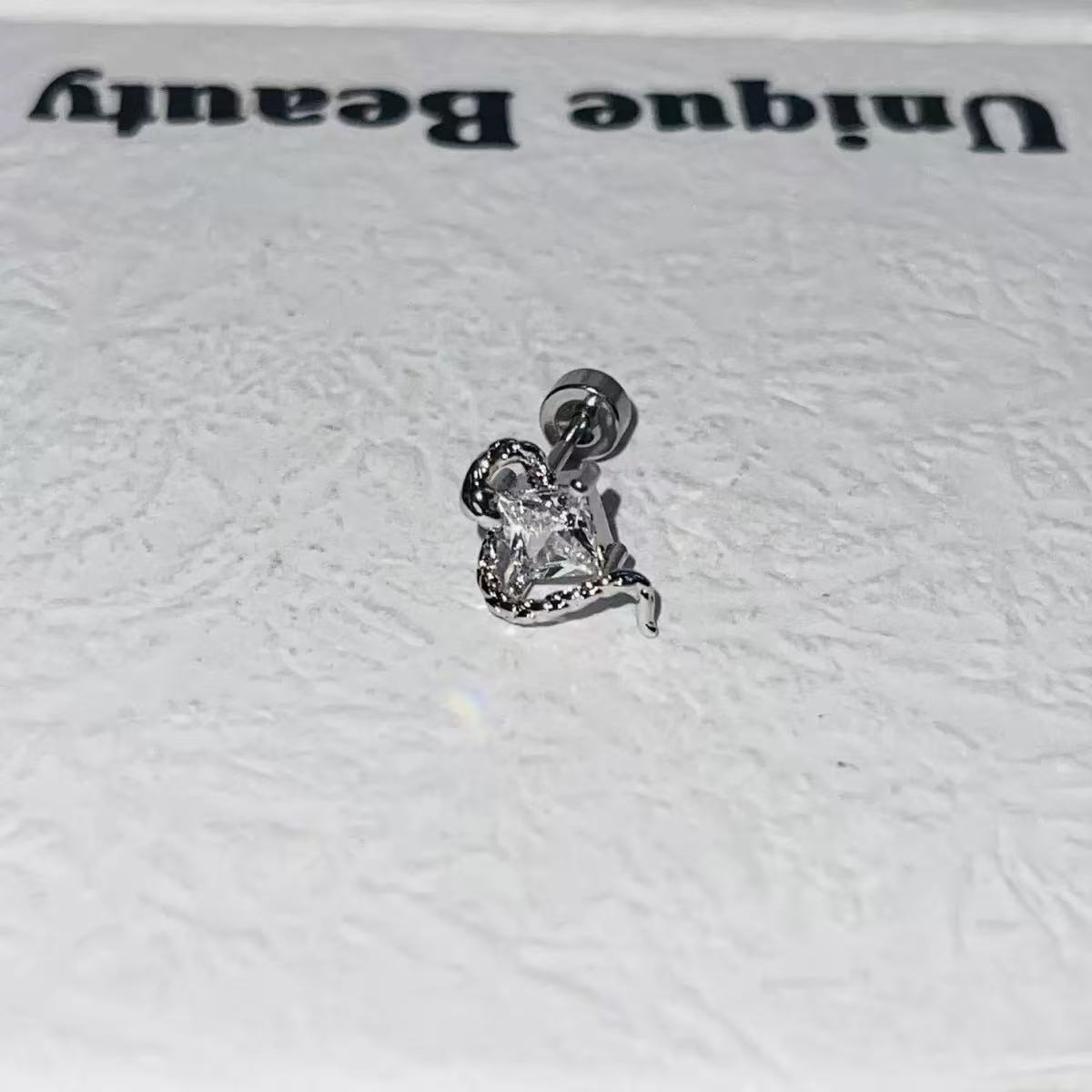 Explosive zircon, small snake,titanium steel earbone stud earrings, cold and advanced design sense, simple and versatile, unique personalized earrings
Explosive zircon, small snake,titanium steel earbone stud earrings, cold and advanced design sense, simple and versatile, unique personalized earrings