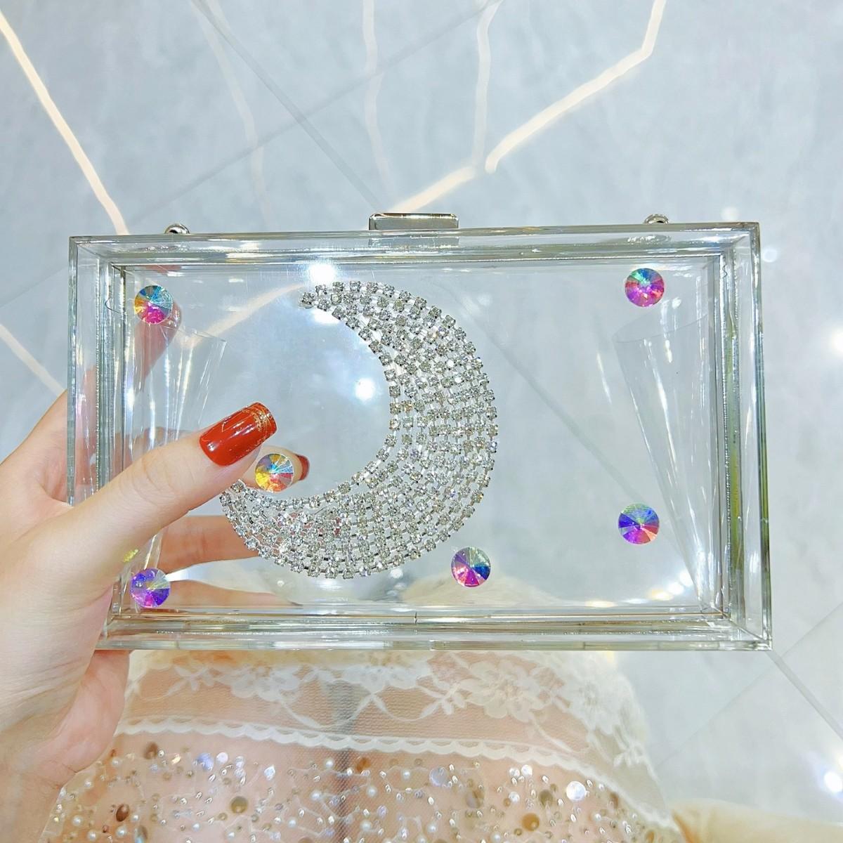 New Clear Acrylic Small Box Evening Clutch Bags Women s Trendy Moon pattern Chain Shoulder Crossbody Bags Wedding Purses Clutch
New Clear Acrylic Small Box Evening Clutch Bags Women s Trendy Moon pattern Chain Shoulder Crossbody Bags Wedding Purses Clutch