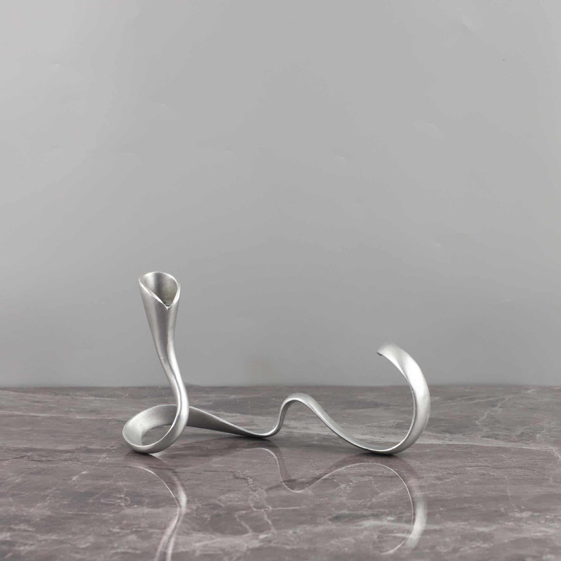 Скандинавский геометрический металлический подсвечник-украшение для декора гостиной или столовой
Скандинавский геометрический металлический подсвечник-украшение для декора гостиной или столовой