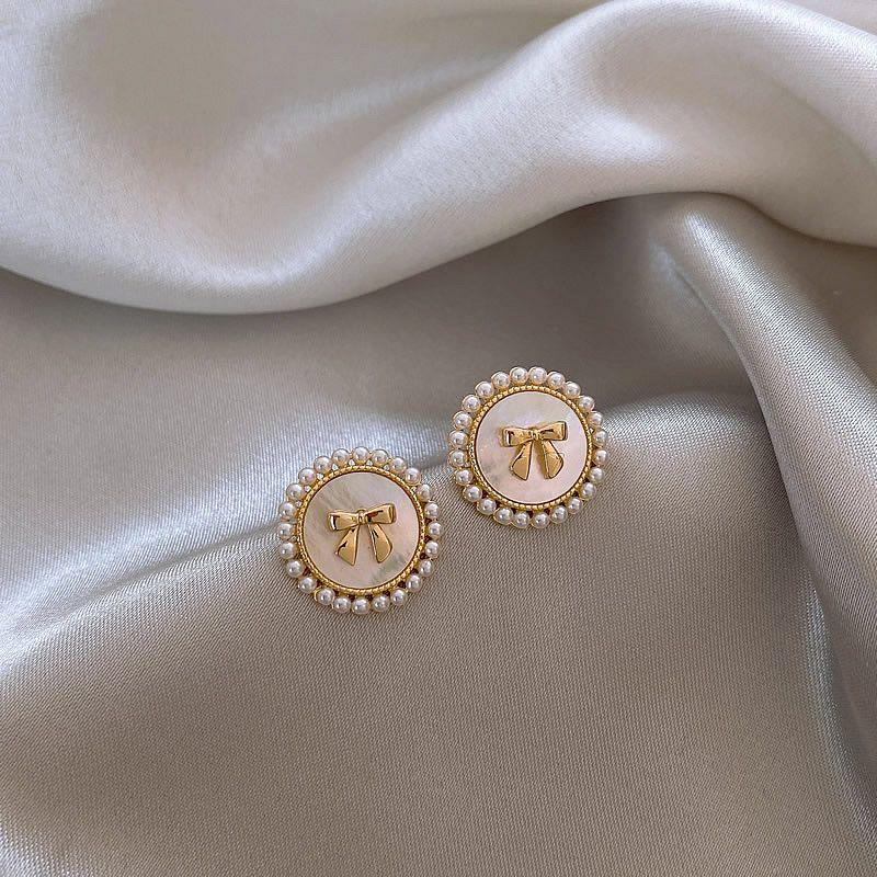 Stylish Women s Niche Design Earrings with Pearl Bow Bows pearl stud earrings
Stylish Women s Niche Design Earrings with Pearl Bow Bows pearl stud earrings