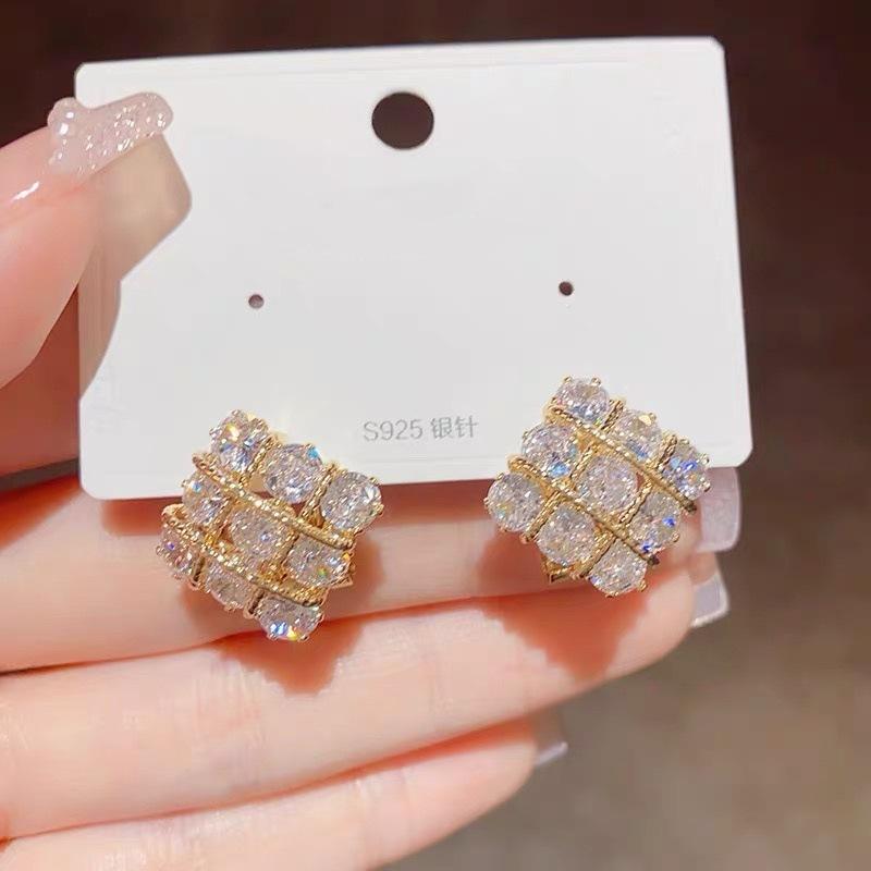 Luxury Temperament Shining Brightly Lnlay Zircon Nine-square Grid Square Stud Earrings for Women Korean Bride Wedding Zircon золотий
Luxury Temperament Shining Brightly Lnlay Zircon Nine-square Grid Square Stud Earrings for Women Korean Bride Wedding Zircon золотий