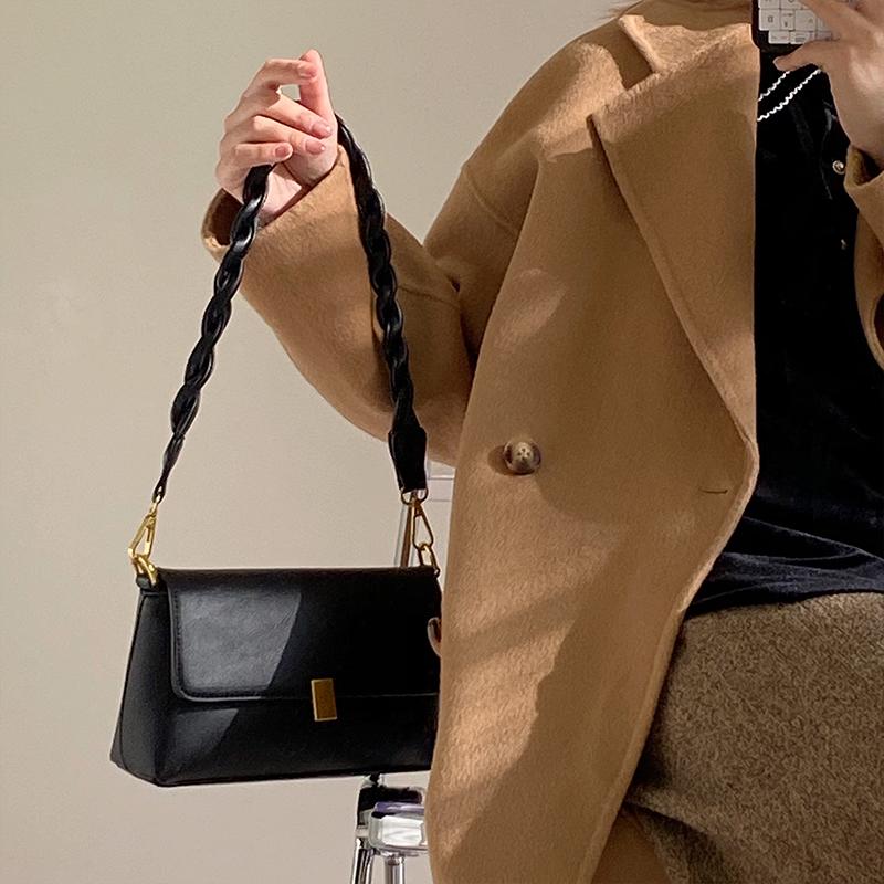 2025 Women s High-End Retro Underarm Crossbody Bag
2025 Women s High-End Retro Underarm Crossbody Bag