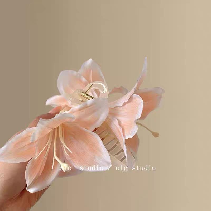 Весенне-летняя цветочная заколка для волос: Дизайн «Лилия, Роза и Гибискус»
Весенне-летняя цветочная заколка для волос: Дизайн «Лилия, Роза и Гибискус»