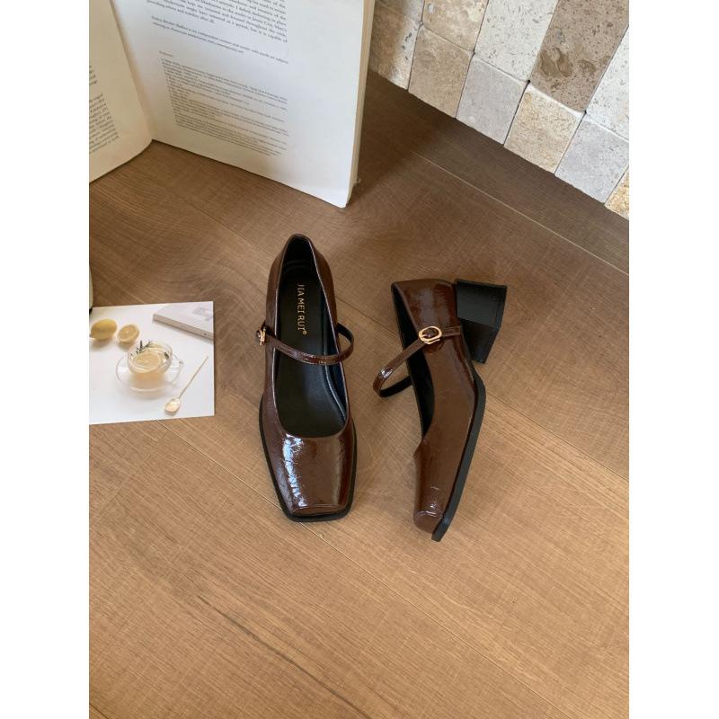 Brown French square head patent leather Mary Jane high heels 2025 autumn new retro shallow mouth single shoes 39 кофейный
Brown French square head patent leather Mary Jane high heels 2025 autumn new retro shallow mouth single shoes 39 кофейный