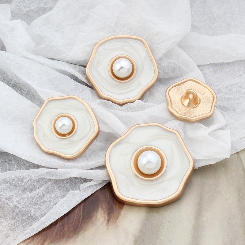 10pcs White Flower Gold Metal Women Coat Decorative Buttons For Clothing Vintage Sweaters Jacket Sewing Accessories 18MM білий
10pcs White Flower Gold Metal Women Coat Decorative Buttons For Clothing Vintage Sweaters Jacket Sewing Accessories 18MM білий